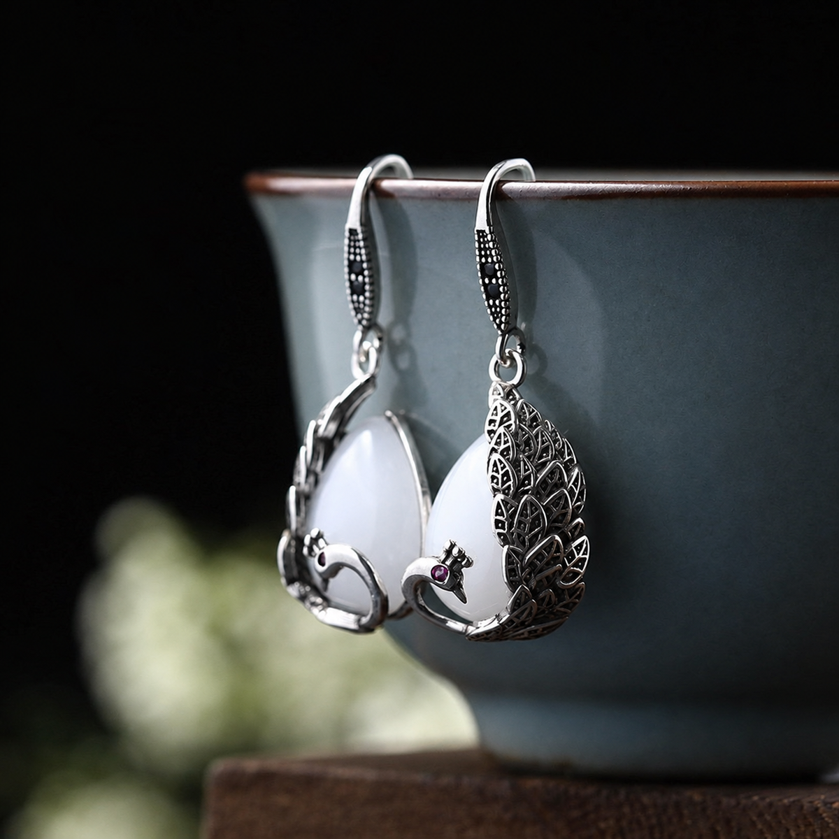 Peacock White Drop Earrings — 孔雀白色水滴耳环