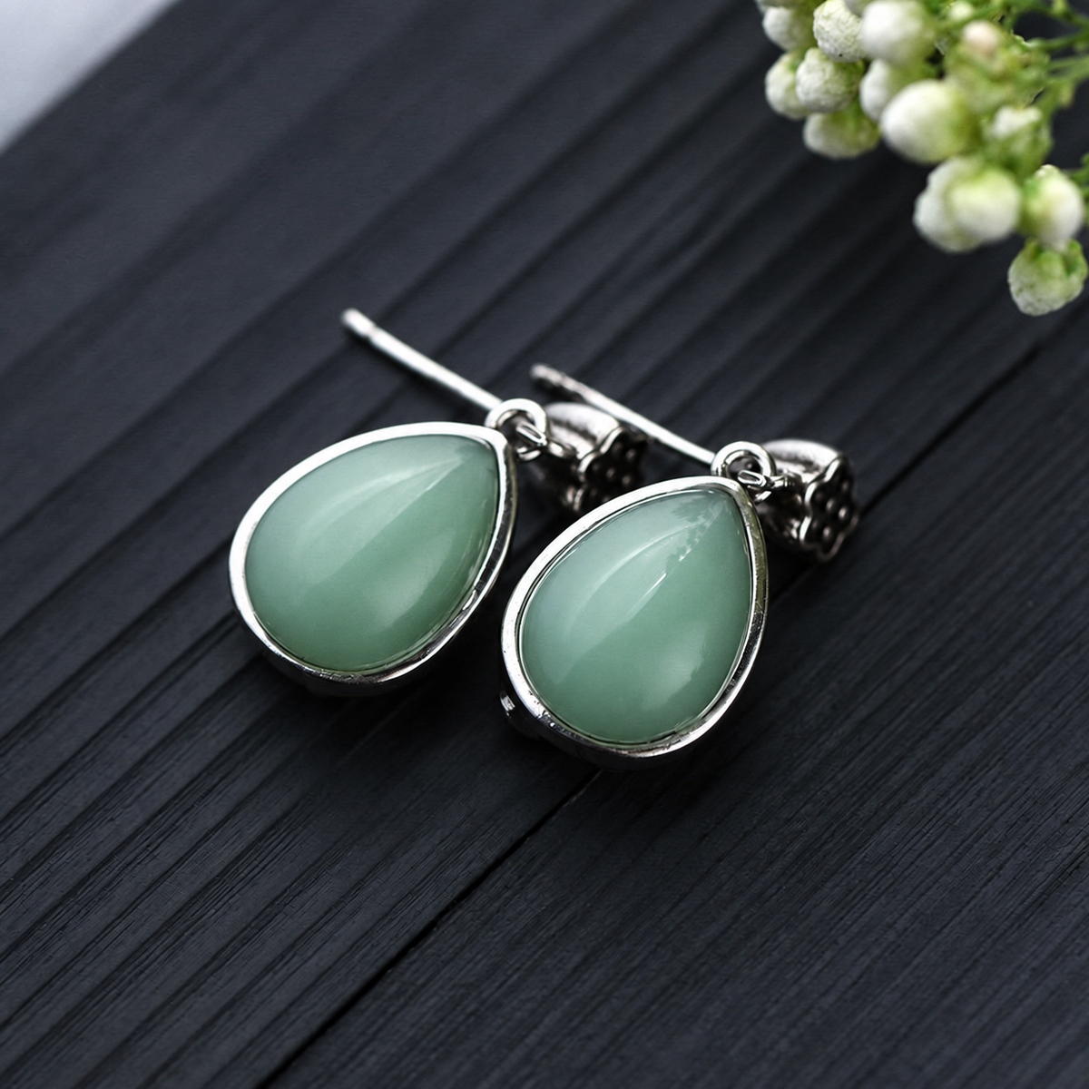 Simple Pale Green Teardrop Earrings — 简约浅绿水滴耳环