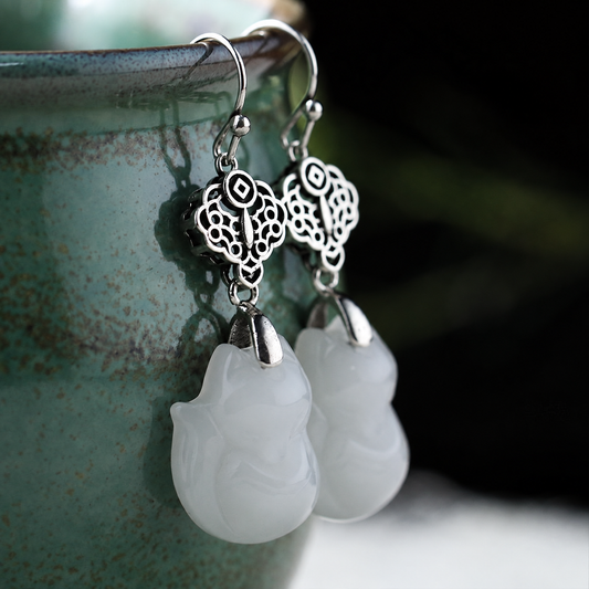 White Sculpted Drop Earrings — 白色雕刻造型耳环