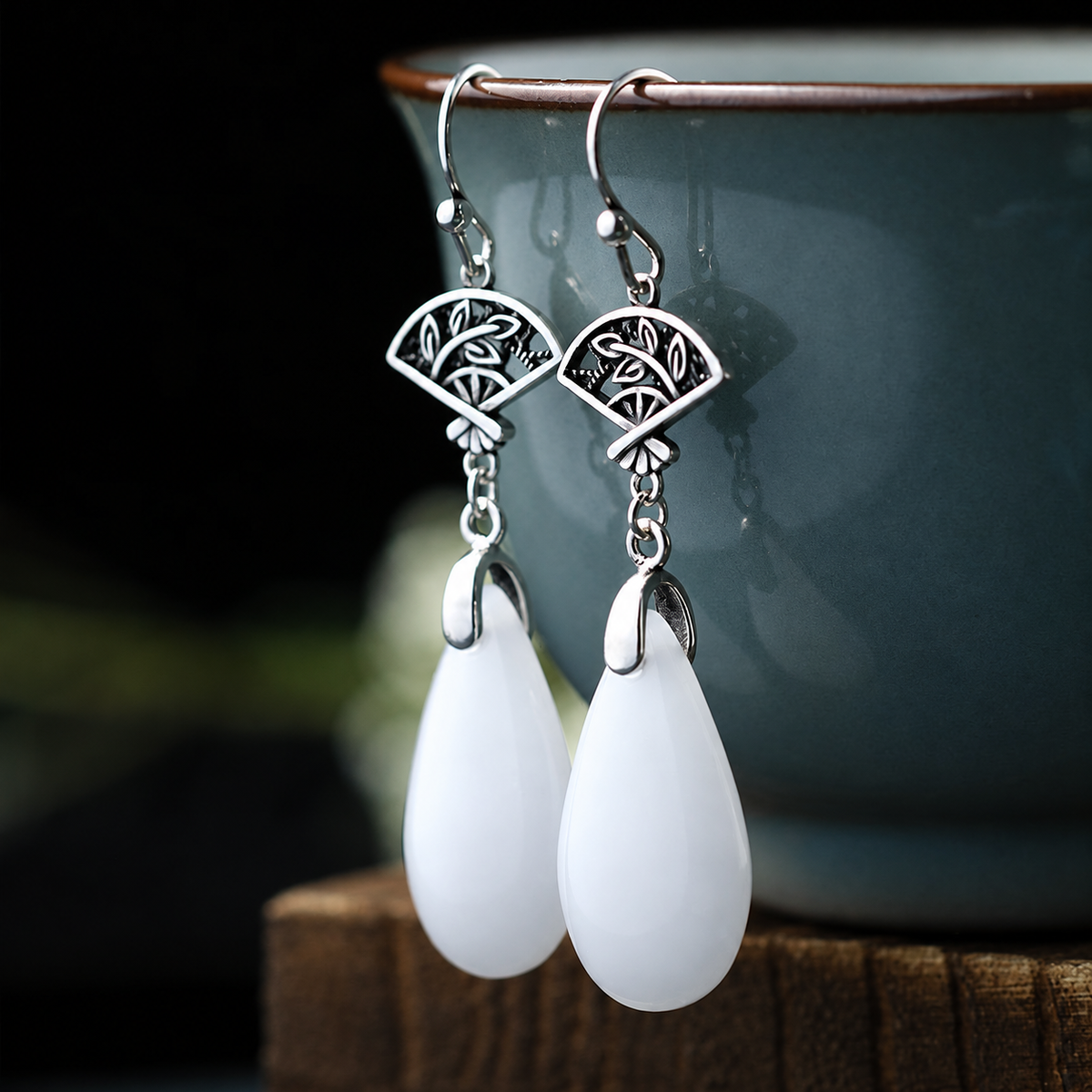 Fan Motif White Drop Earrings — 扇形白色水滴耳环